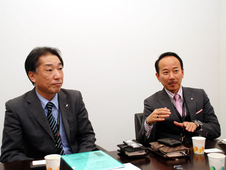 写真右:株式会社 千趣会 ベルメゾンネット推進室 室長 梶原健司氏 写真左:デジタルメディア部 部長 岡田正幸氏