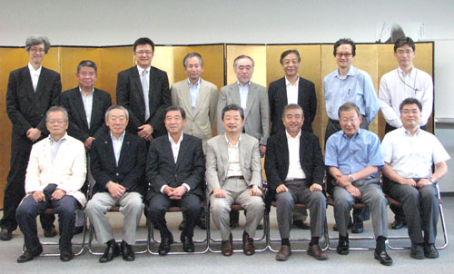 8月2日に開催された、日本マーケティング学会設立総会の出席者。前列中央が初代学会会長 石井淳蔵氏