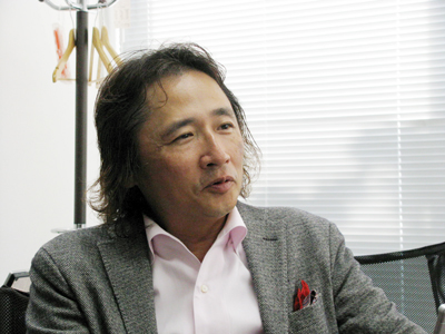 岡隆宏社長。創業後はグルメ、オークション、ブランドの販売を手掛けたが撤退。アパレルが当たり、今日の成長にながった