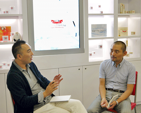 株式会社ドクターシーラボ マーケティング部 eコマースグループ グループ長 西井敏恭氏(写真右)エクスペリアンジャパン株式会社 執行役員 マーケティング部 中澤伸也氏(写真左)