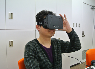 Oculus Riftを装着した書籍編集部の小川史晃