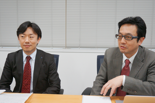 アサヒビール株式会社 経営企画本部 デジタル戦略部 担当課長 馬場崇暢さん(写真左)CAMPANELLA編集長/日経BPビジョナリー経営研究所 主任研究員 瀬川明秀さん(写真右)