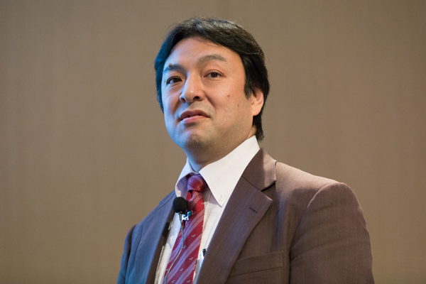 プレゼンテーションを進める株式会社キタムラ 執行役員 経営企画 オムニチャネル推進担当 逸見光次郎氏(肩書は11月11日時点)