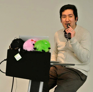 講演する小川卓氏。もちろんスーモくんたちも一緒