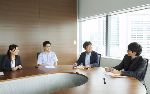 右から株式会社じぶん銀行役員補佐 兼 経営戦略部部長 井上大輔氏、同社マーケティング部 部長 井上直樹氏、SAS Institute Japan株式会社 ビジネス開発本部 CIグループ マネージャー原島淳氏、同社ソリューションコンサルティング第一本部 Customer Intelligenceグループ CIチーム マネージャー望月美由紀氏
