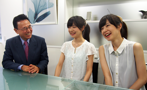 スタッフ・アップ・グループ代表取締役社長兼CEO 戸張立美氏とMIKA★RIKAのお二人