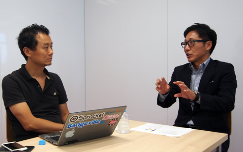 楽天株式会社 執行役員 楽天マーケティングジャパン事業 事業長 濱野斗百礼氏(右)、株式会社Sprocket 代表取締役社長 深田浩嗣氏(左)