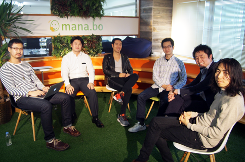 左から株式会社マナボ取締役Co-Founder廣田達宣氏、代表取締役社長Founder and CEO三橋克仁氏、執行役員CFO角田耕一氏、取締役Co-Founder and CTO山下大介氏 株式会社Bloom&Co.代表取締役CEO彌野泰弘氏、株式会社 THE GUILD代表取締役/インタラクティブデザイナー 深津貴之氏