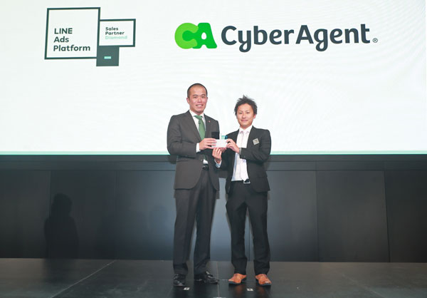 (左)LINE 上級執行役員 田端信太郎氏(右)サイバーエージェント 局長 菊原祐樹氏