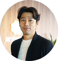 株式会社グライダーアソシエイツ取締役CCO開 大輔早稲田大学第一文学部卒業後、1998年4月リクルート入社。進学事業、ブライダル事業(ゼクシィ)にて営業・企画・編集職を経験し、ゼクシィ首都圏版・関西版・東海版編集長など歴任。2016年1月グライダーアソシエイツ入社。キュレーションマガジン「antenna*」のコンテンツ/サービスのクオリティ向上に取り組む。