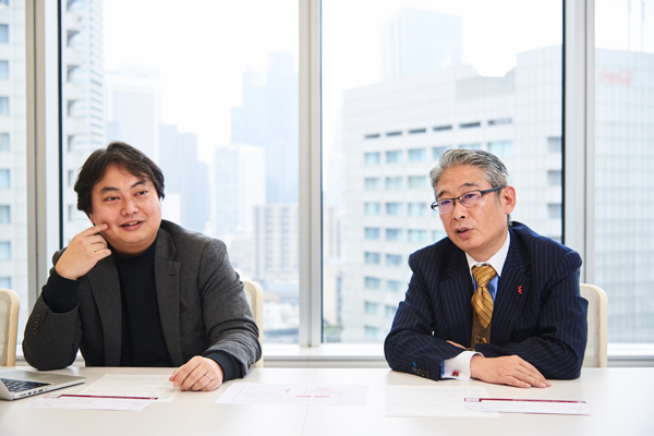 左から、アジャイルメディア・ネットワーク株式会社 プラットフォーム部 部長 五十嵐靖也氏、日本郵便株式会社 本社 郵便・物流営業部 担当部長 鈴木睦夫氏