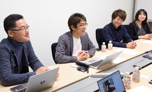 左から株式会社電通 第2CRプランニング局 コピーライター 青山真也氏、株式会社日本HP パーソナルシステムズ事業本部 パーソナルシステムズ・マーケティング部 部長 甲斐博一氏、Twitter Japan株式会社 リサーチマネージャー(キャンペーン実施当時: シニアクライアントパートナー)竹下洋平氏、同社シニアクライアントアカウントマネージャー 岡田彩恵子氏