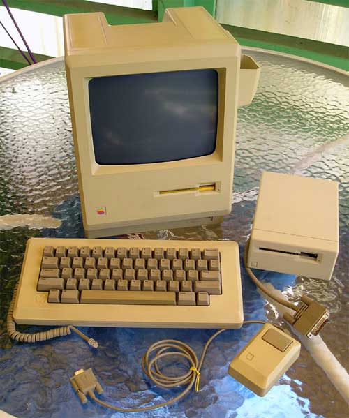 Macintosh 512Kとアクセサリ(Wikimedia Commons)