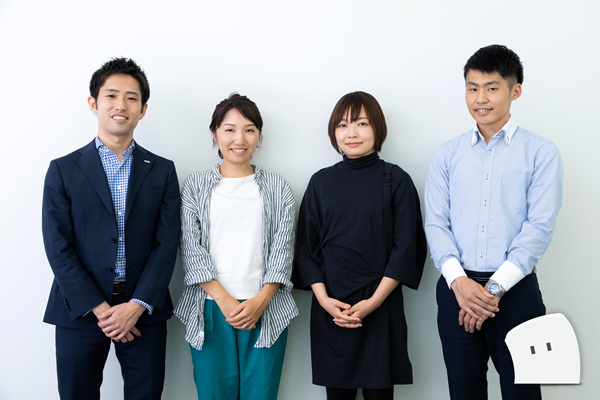 左から、株式会社NTTドコモ コンシューマビジネス推進部 エージェントサービス 的場雄太氏、株式会社NTTドコモ プラットフォームビジネス推進部パートナー推進室 山本美沙氏、株式会社D2C smart CRM事業部 チーフ 奈良幸子氏、株式会社D2C smart CRM事業部 麻原彪史氏