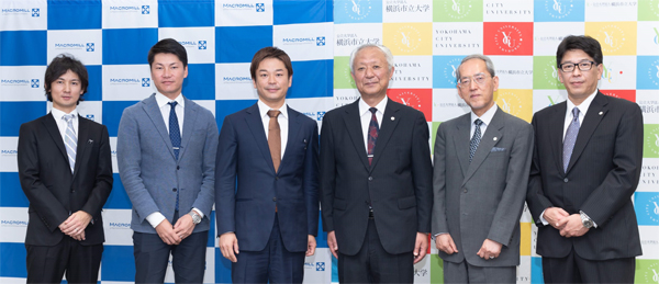 (写真左から)株式会社マクロミル 執行役員 R&D本部長 原申氏、同 上席執行役員 小池直氏、同 代表執行役副社長 佐々木徹氏、横浜市立大学 理事長 二見良之氏、同 データサイエンス学部長/教授 岩崎学氏、同データサイエンス学部 教授 中谷朋昭氏