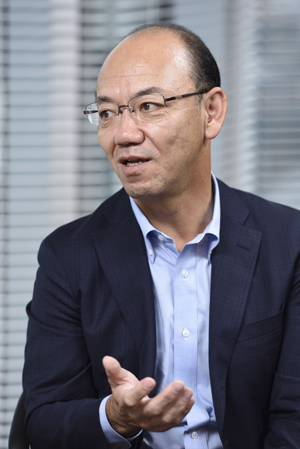 株式会社丸井グループ 取締役専務執行役員 CSO CHO 監査・総務・人事・健康推進担当 兼 株式会社ムービング 取締役社長 石井友夫氏(以下、石井)