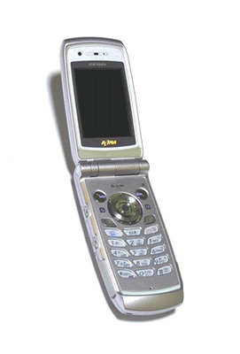 NTTドコモ FOMA N2102V(Wikimedia Commons)