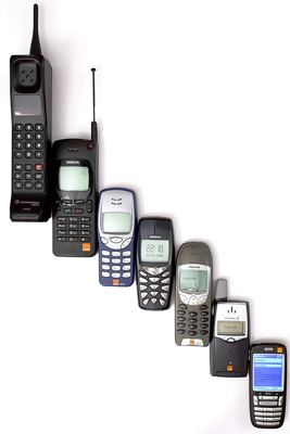 左上がモトローラ携帯電話端末の1機種、他はノキアの歴代携帯電話端末(Wikimedia Commons)