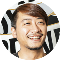 取締役 ブランディング本部本部長 クリエイティブディレクター 今井 新氏経営・事業戦略からブランド立案、プロダクトデザイン、コミュニケーション設計、広告クリエイティブディレクションを行う。「BOTANIST」や「SALONIA」をはじめ、15ブランド以上を手がける。EC事業を立ち上げ、ブランディング・マーケティングに特化するため、ブランディング本部を設立。ハードコアミュージックカルチャーに影響を受けクリエイティブ職に従事。