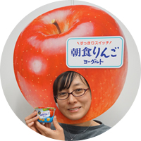 マーケティング本部 乳業マーケティング部 発酵乳企画グループ 藤田 晃子氏大学卒業後、IT企業でのプログラマー職、上海への留学を経て、上海江崎グリコに入社し菓子ブランドのマーケティングに従事。2009年に帰国後、江崎グリコにキャリア入社し、営業企画、アイス、ヨーグルトのマーケティングを担当。プライベートでは、娘の育児に奮闘中。