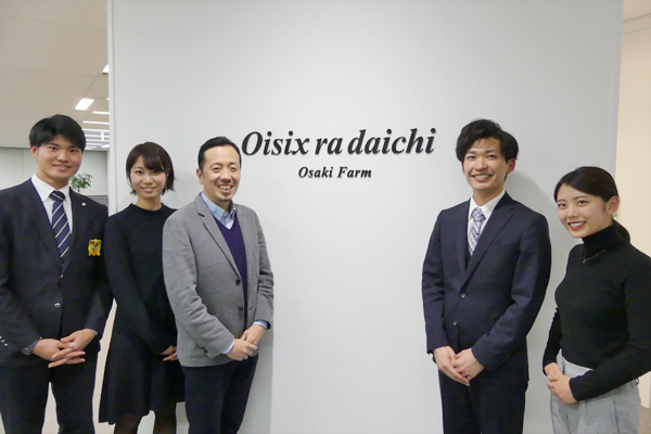 当日取材に参加した佐々木ゼミ6班の学生たちと奥谷氏