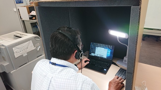 神戸ダンボール、オンライン商談でも使えるデスク用防音ブース「ボイス
