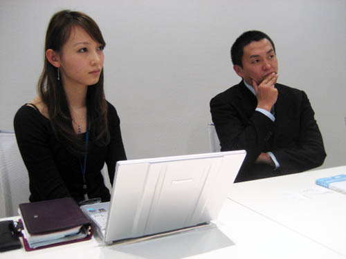 貝印の郷司さん(写真右)と遠藤さん(写真左)